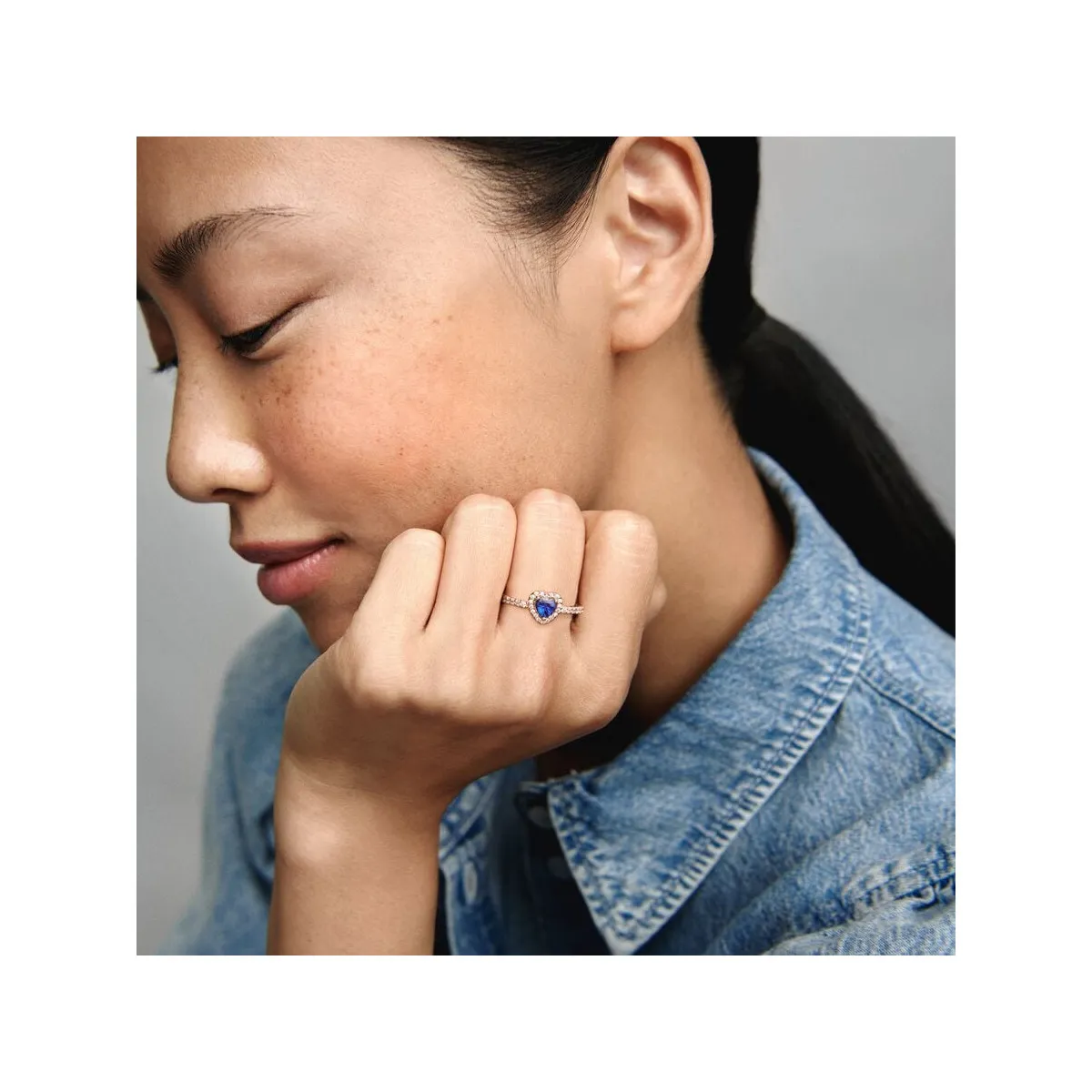 ANILLO CORAZóN EN RELIEVE AZUL BRILLANTE  PANDORA
