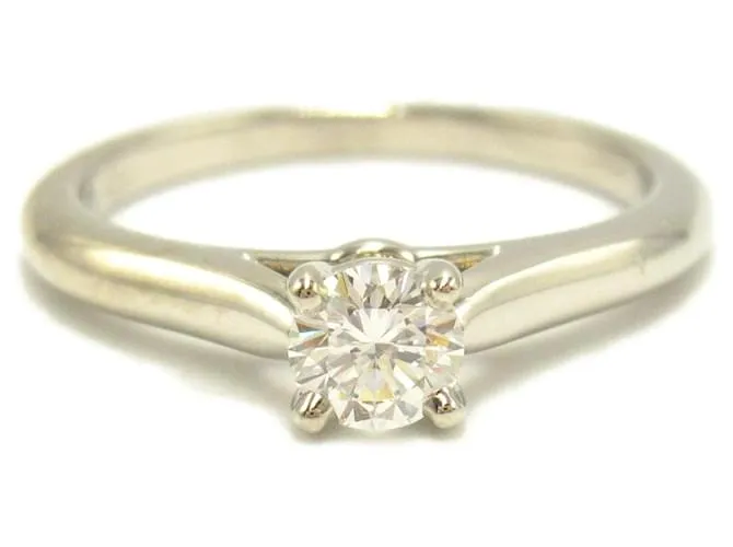 Anillo de diamante solitario Cartier 1895 