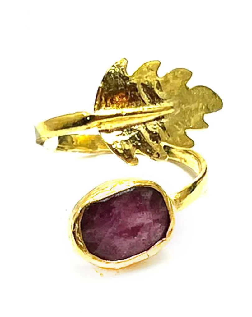ANILLO MUJER BAÑADO EN ORO CON PIEDRA NATURAL OSCURA Y HOJITA ENREDADERA