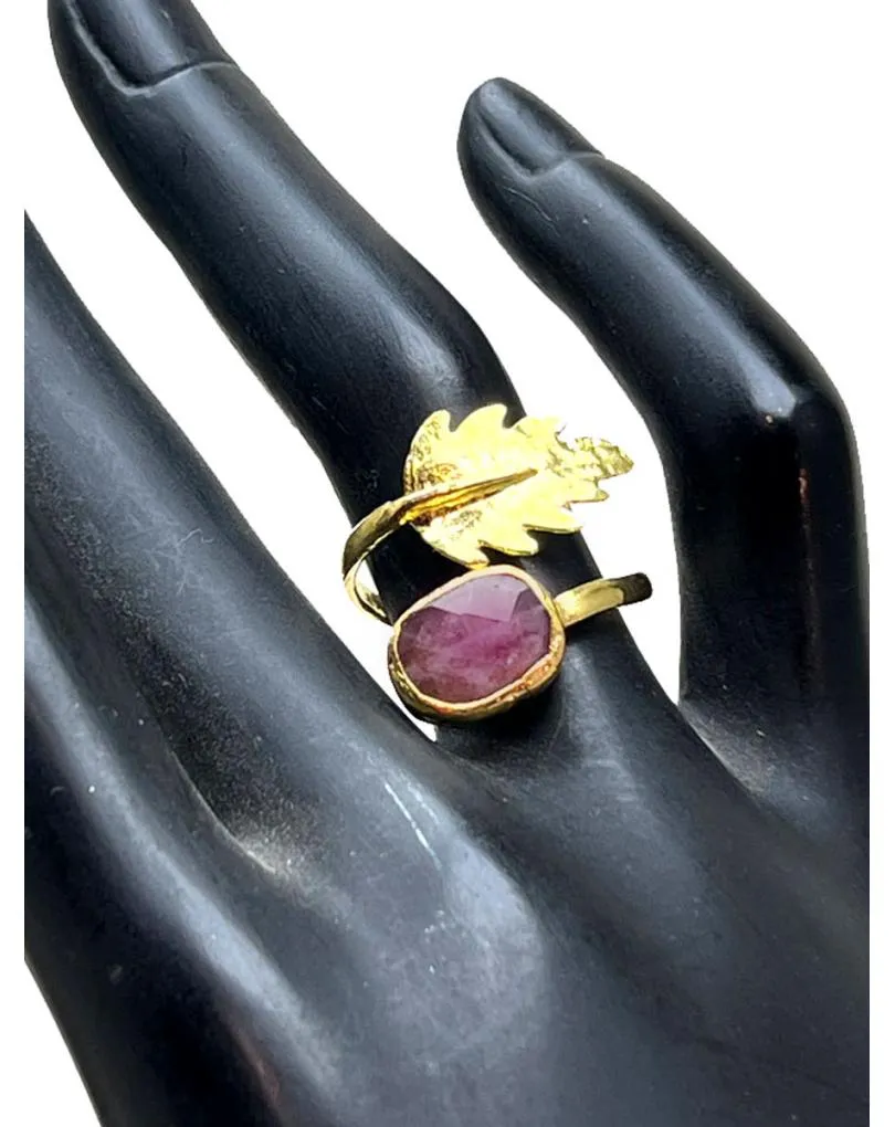ANILLO MUJER BAÑADO EN ORO CON PIEDRA NATURAL OSCURA Y HOJITA ENREDADERA
