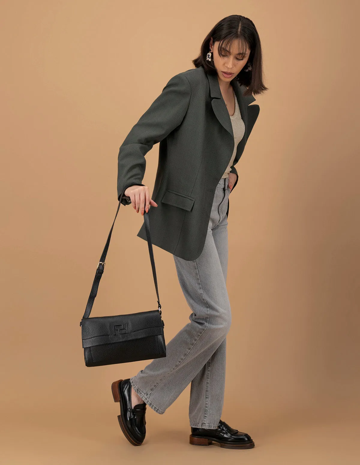 Bolso bandolera color negro de piel bombeada para mujer con detalle Pd