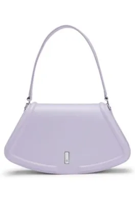 Bolso bandolera de piel mate con herrajes de la marca