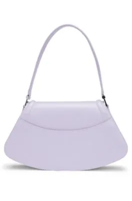 Bolso bandolera de piel mate con herrajes de la marca