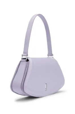 Bolso bandolera de piel mate con herrajes de la marca