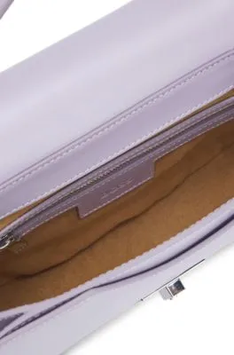 Bolso bandolera de piel mate con herrajes de la marca