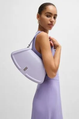 Bolso bandolera de piel mate con herrajes de la marca