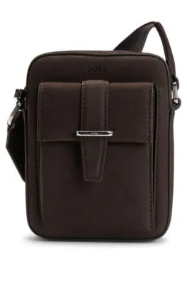 Bolso mensajero de piel con detalles de la marca