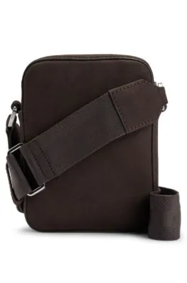 Bolso mensajero de piel con detalles de la marca