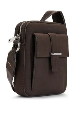 Bolso mensajero de piel con detalles de la marca