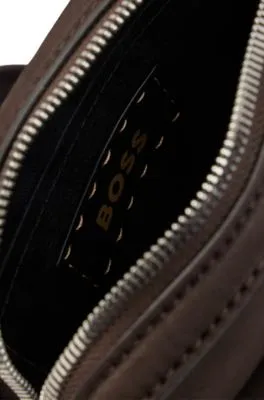 Bolso mensajero de piel con detalles de la marca