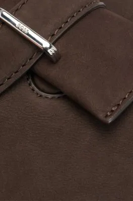 Bolso mensajero de piel con detalles de la marca