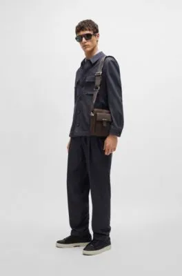 Bolso mensajero de piel con detalles de la marca