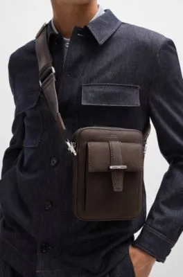 Bolso mensajero de piel con detalles de la marca