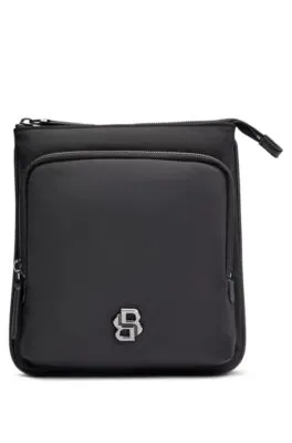 Bolso tipo sobre con ribete metálico de monograma doble