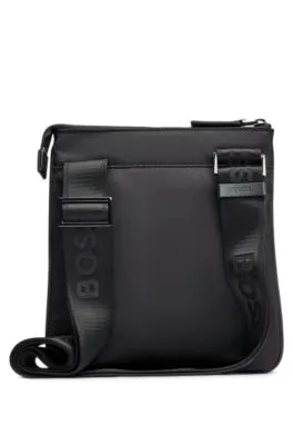 Bolso tipo sobre con ribete metálico de monograma doble
