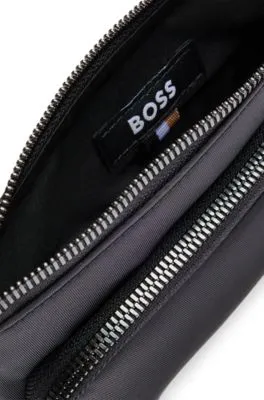 Bolso tipo sobre con ribete metálico de monograma doble