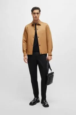 Bolso tipo sobre con ribete metálico de monograma doble