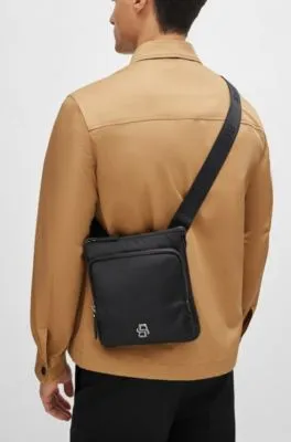 Bolso tipo sobre con ribete metálico de monograma doble