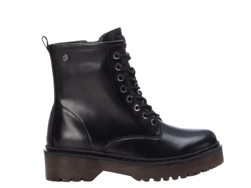 BOTA PLANA CON CORDONES XTI EN COLOR NEGRO 142213