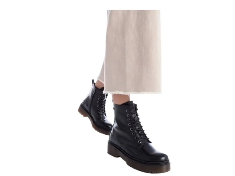 BOTA PLANA CON CORDONES XTI EN COLOR NEGRO 142213