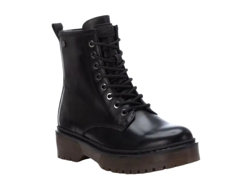 BOTA PLANA CON CORDONES XTI EN COLOR NEGRO 142213