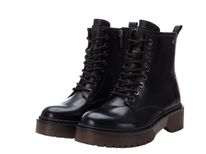 BOTA PLANA CON CORDONES XTI EN COLOR NEGRO 142213