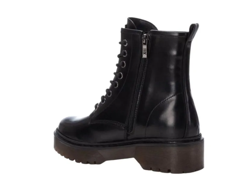 BOTA PLANA CON CORDONES XTI EN COLOR NEGRO 142213