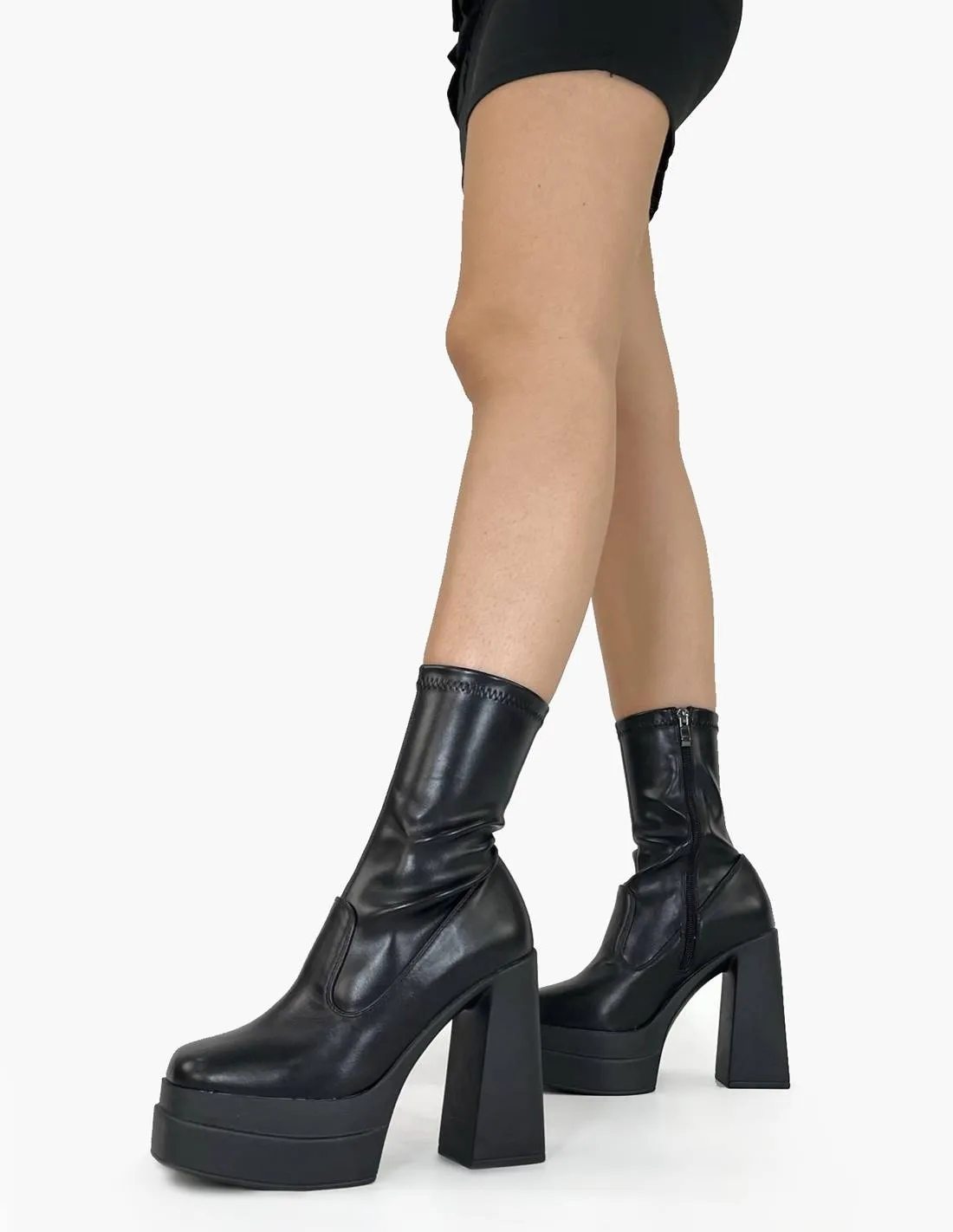 Botin con doble plataforma negro caña elastica