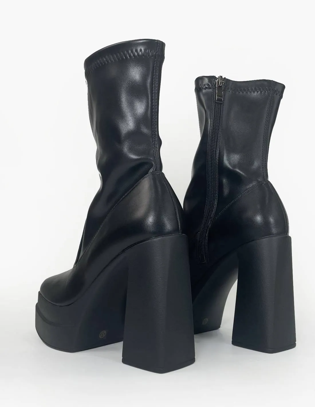 Botin con doble plataforma negro caña elastica