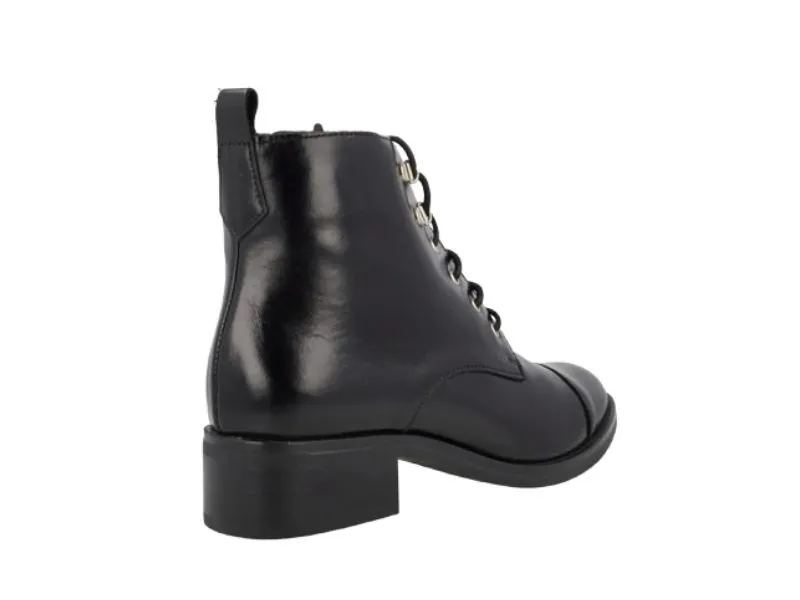 BOTIN DE PIEL CON CORDONES FUNCHAL EN COLOR NEGRO 36001