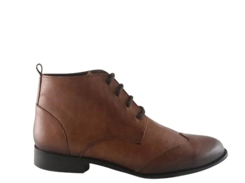 BOTÍN PLANO DE PIEL CON CORDONES CALZADOS ROLDAN EN COLOR CUERO 3881