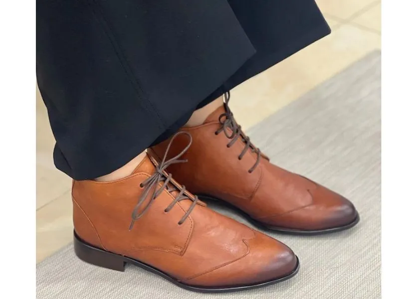 BOTÍN PLANO DE PIEL CON CORDONES CALZADOS ROLDAN EN COLOR CUERO 3881