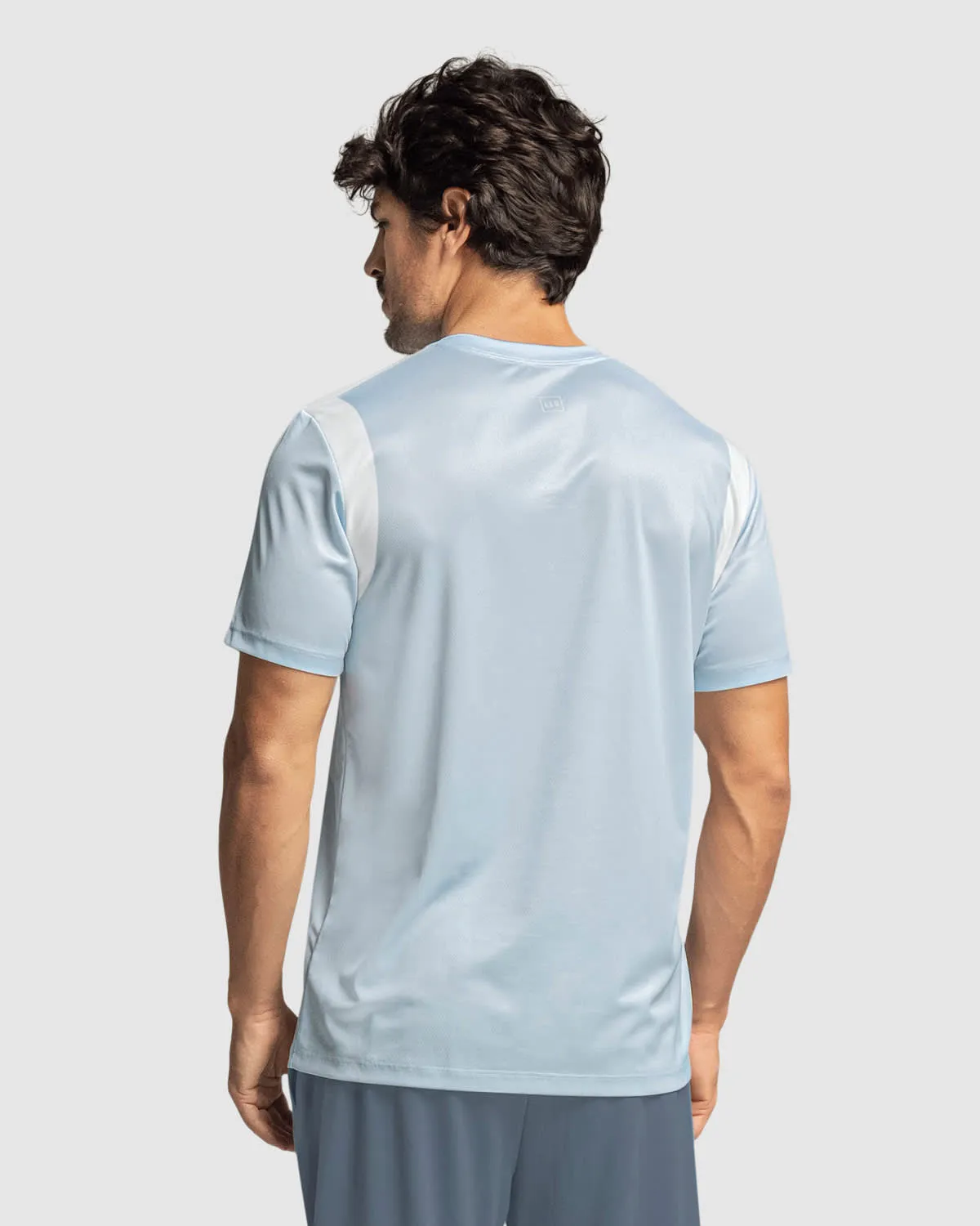 Camiseta deportiva masculina con tecnología de secado rápido