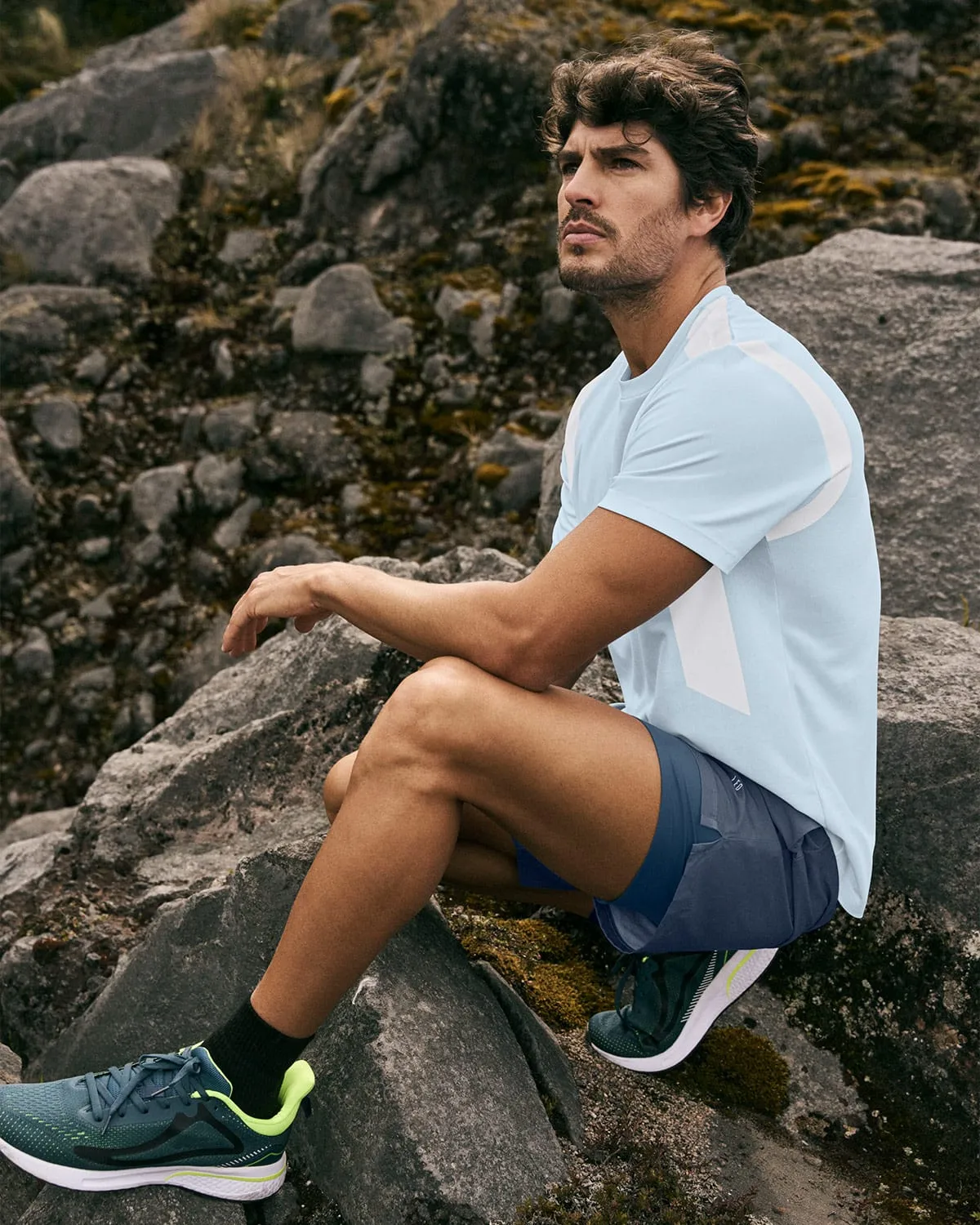 Camiseta deportiva masculina con tecnología de secado rápido
