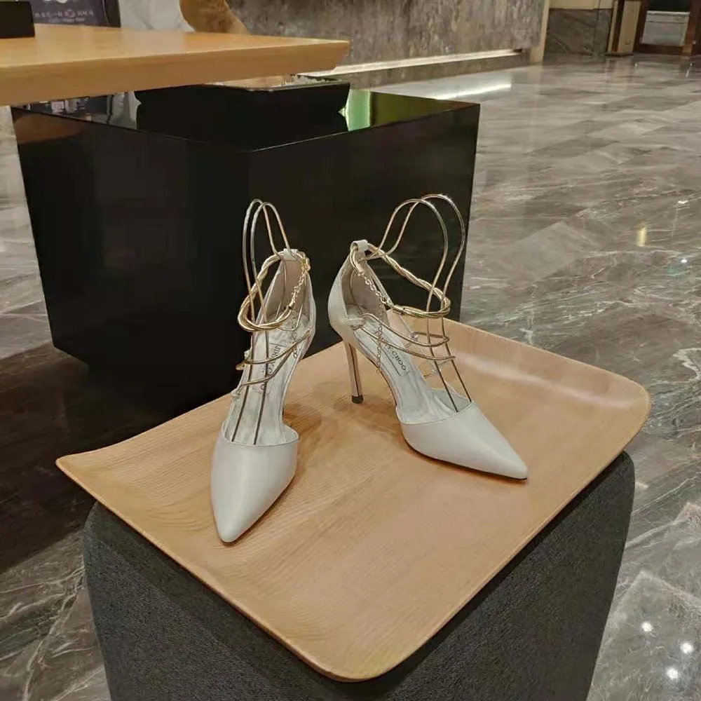 Jimmy Choo Zapatos de salón Olesia 95 Latte Nappa con cadenas doradas para mujer