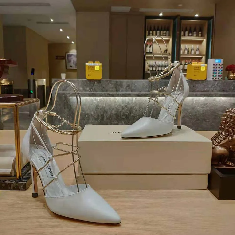 Jimmy Choo Zapatos de salón Olesia 95 Latte Nappa con cadenas doradas para mujer