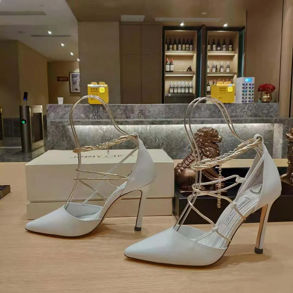 Jimmy Choo Zapatos de salón Olesia 95 Latte Nappa con cadenas doradas para mujer