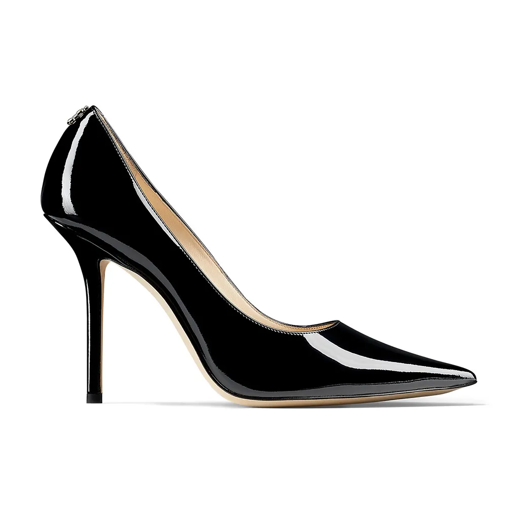 Jimmy Choo Zapatos de tacón con punta en punta de charol negro Love 100 para mujer con emblema JC