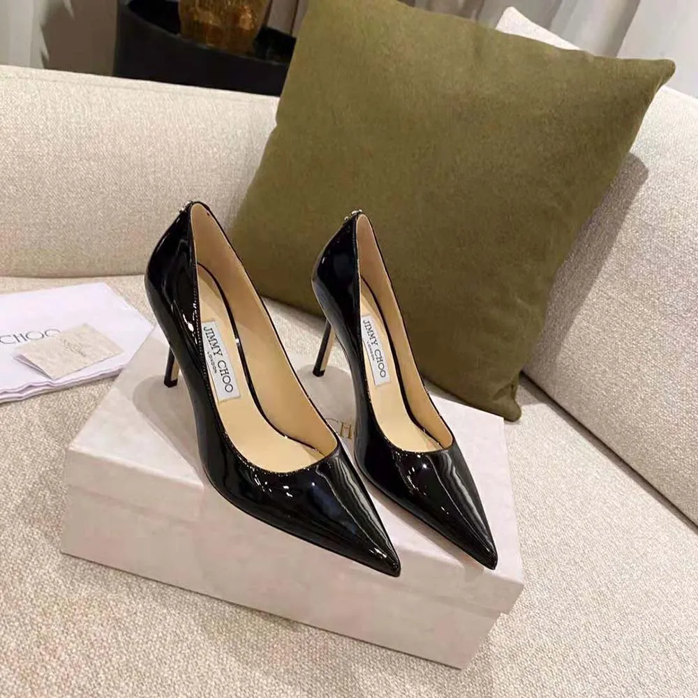 Jimmy Choo Zapatos de tacón con punta en punta de charol negro Love 100 para mujer con emblema JC