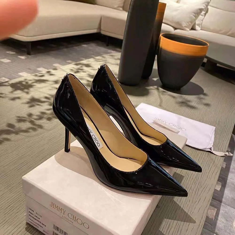Jimmy Choo Zapatos de tacón con punta en punta de charol negro Love 100 para mujer con emblema JC