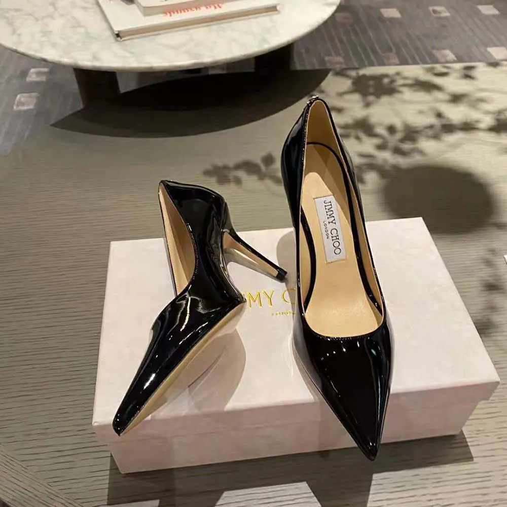 Jimmy Choo Zapatos de tacón con punta en punta de charol negro Love 100 para mujer con emblema JC