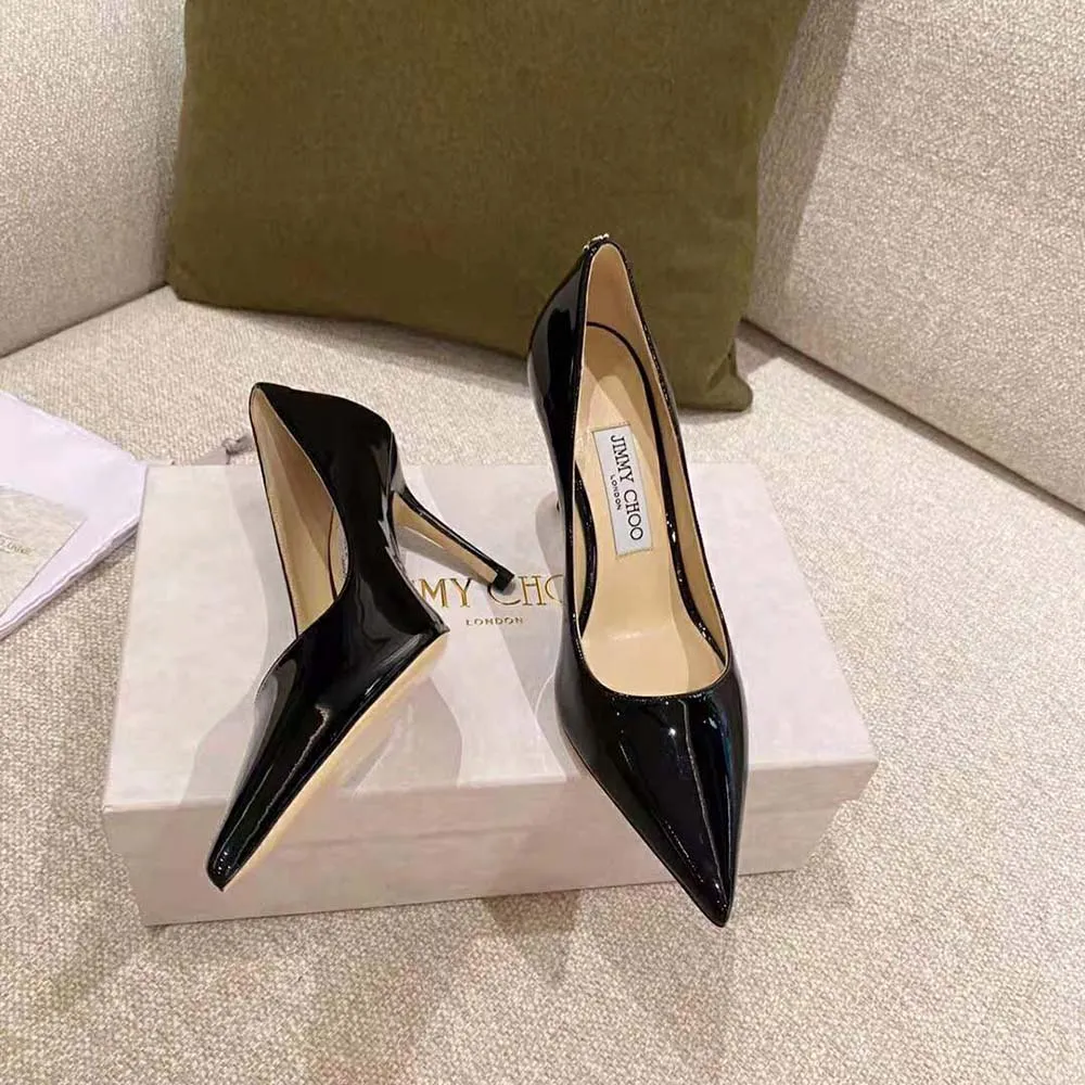 Jimmy Choo Zapatos de tacón con punta en punta de charol negro Love 100 para mujer con emblema JC