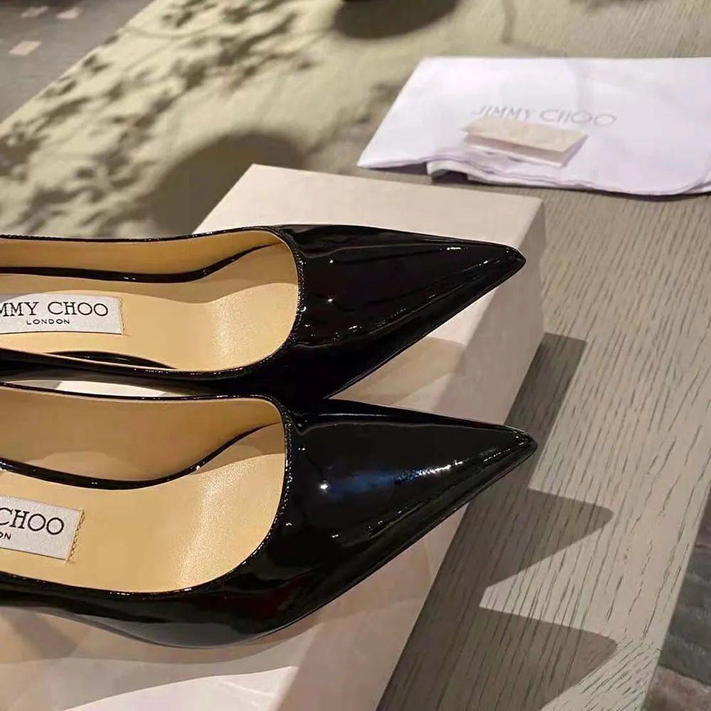 Jimmy Choo Zapatos de tacón con punta en punta de charol negro Love 100 para mujer con emblema JC