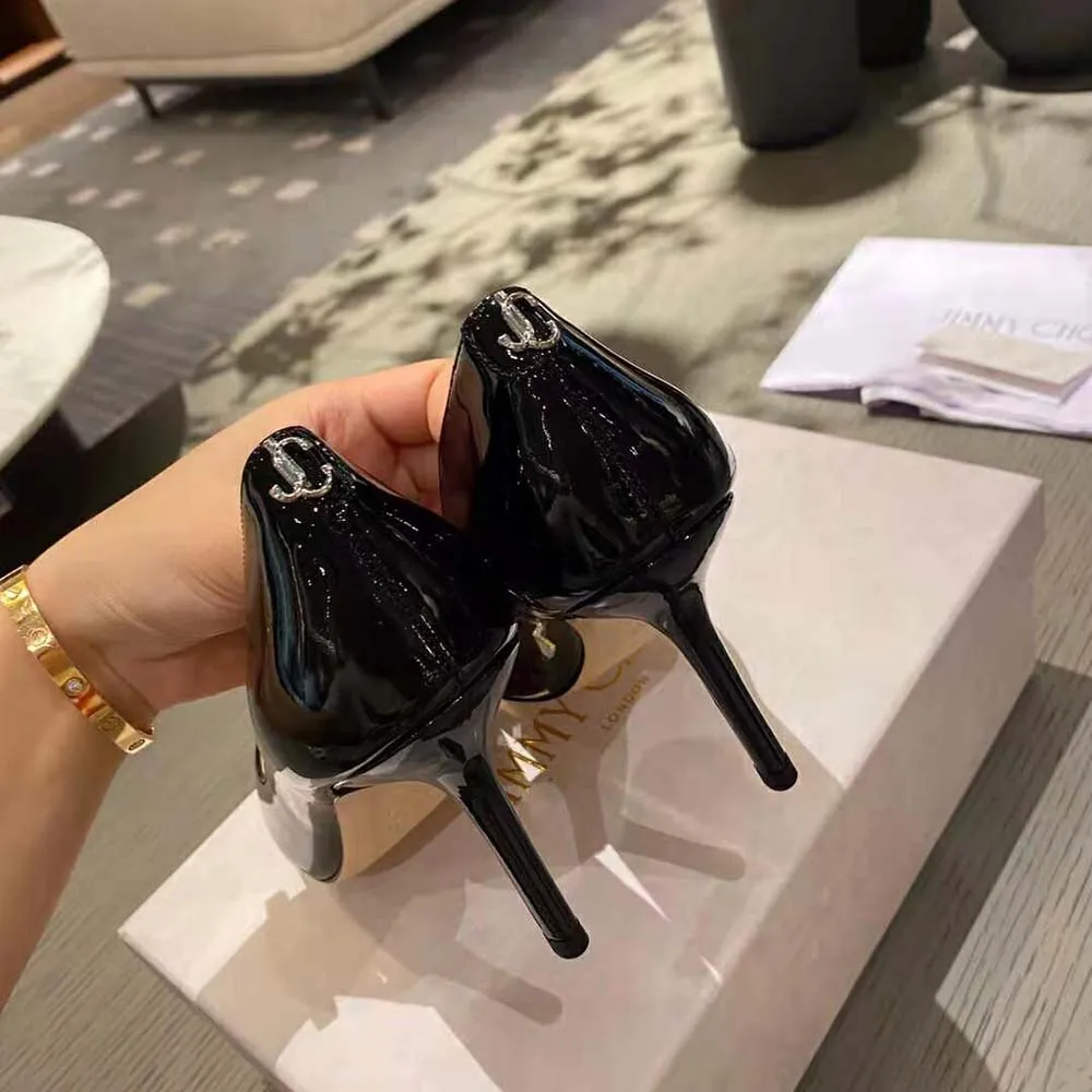 Jimmy Choo Zapatos de tacón con punta en punta de charol negro Love 100 para mujer con emblema JC