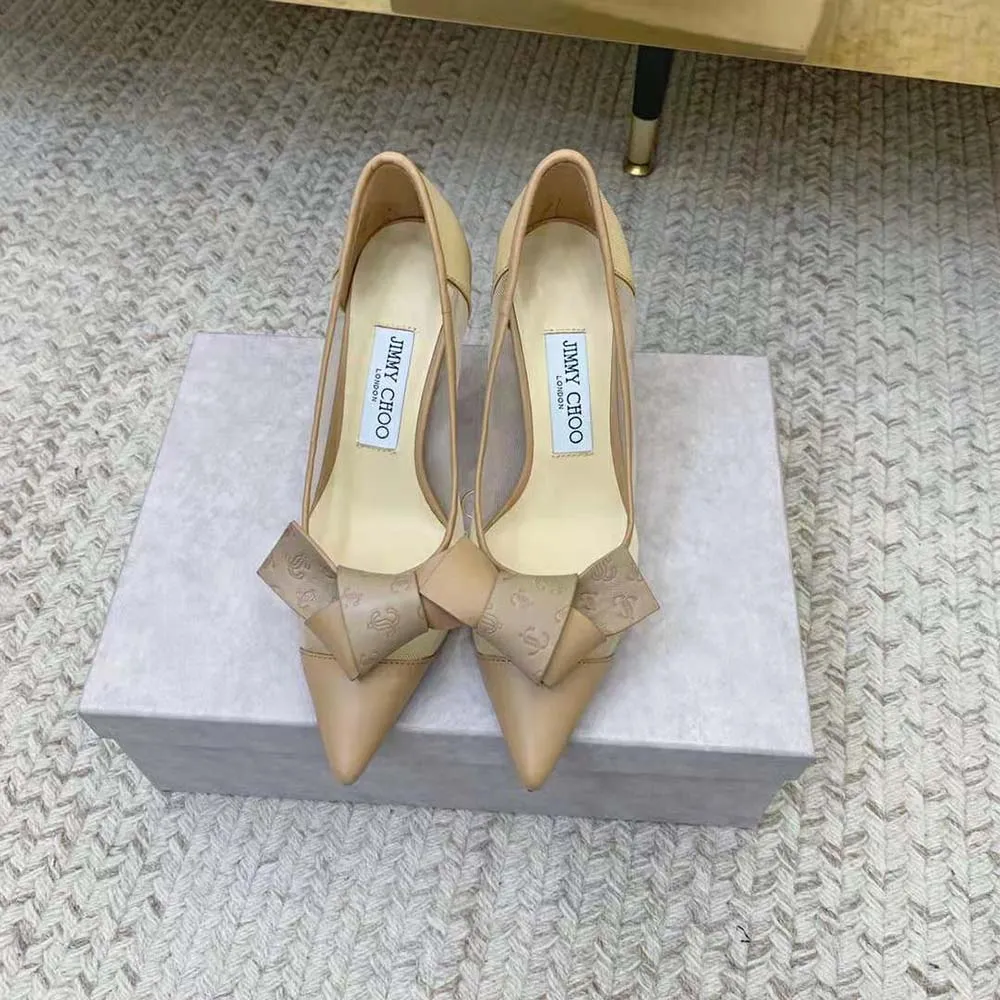 Jimmy Choo Zapatos de tacón de malla color caramelo Lani 100 para mujer con lazo de cuero con monograma JC