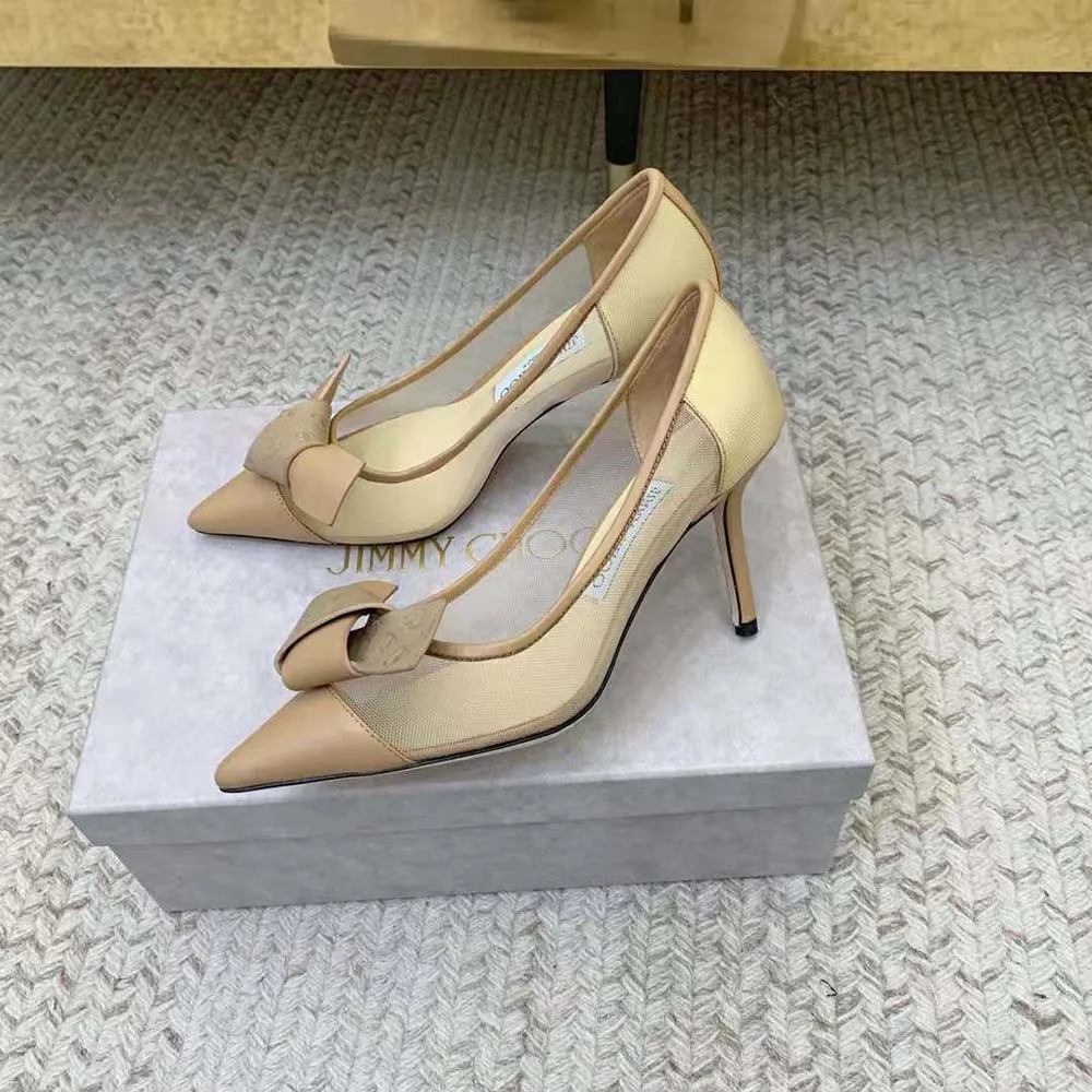 Jimmy Choo Zapatos de tacón de malla color caramelo Lani 100 para mujer con lazo de cuero con monograma JC