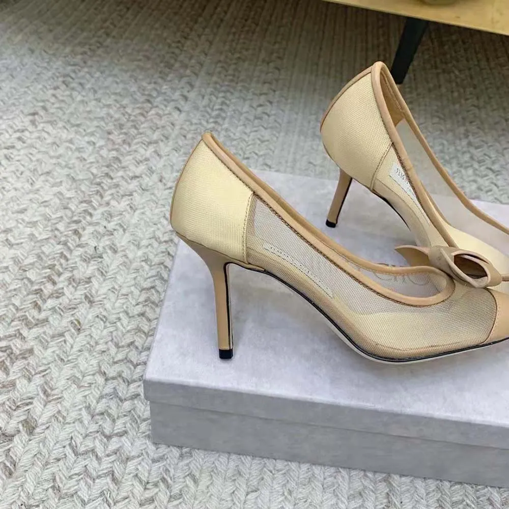 Jimmy Choo Zapatos de tacón de malla color caramelo Lani 100 para mujer con lazo de cuero con monograma JC