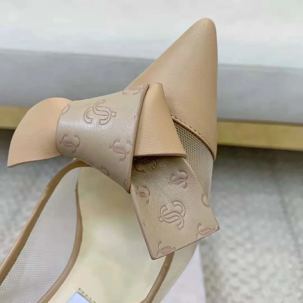 Jimmy Choo Zapatos de tacón de malla color caramelo Lani 100 para mujer con lazo de cuero con monograma JC