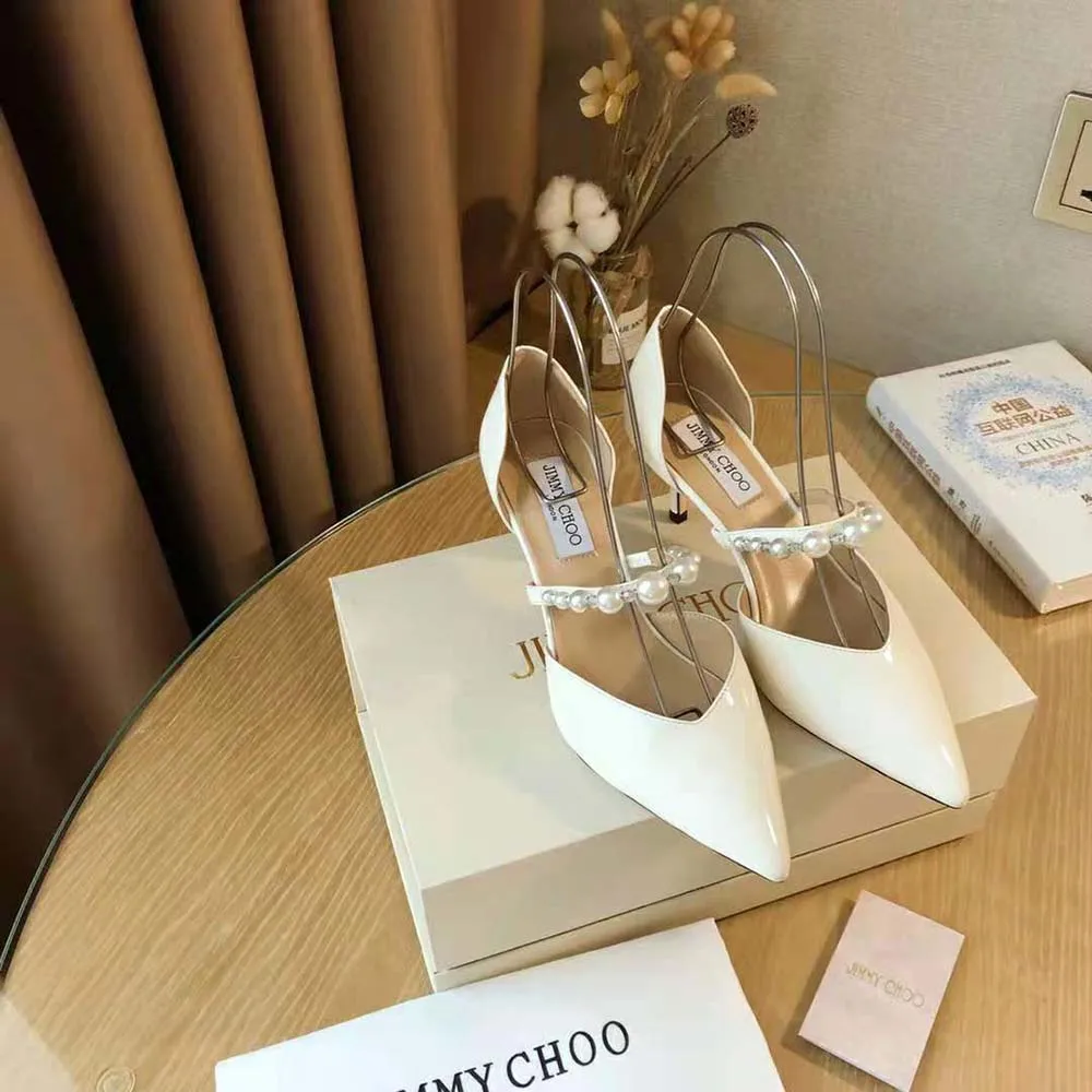 Jimmy Choo Zapatos de tacón en punta Aurelie 85 Latte de charol con adorno de perlas para mujer