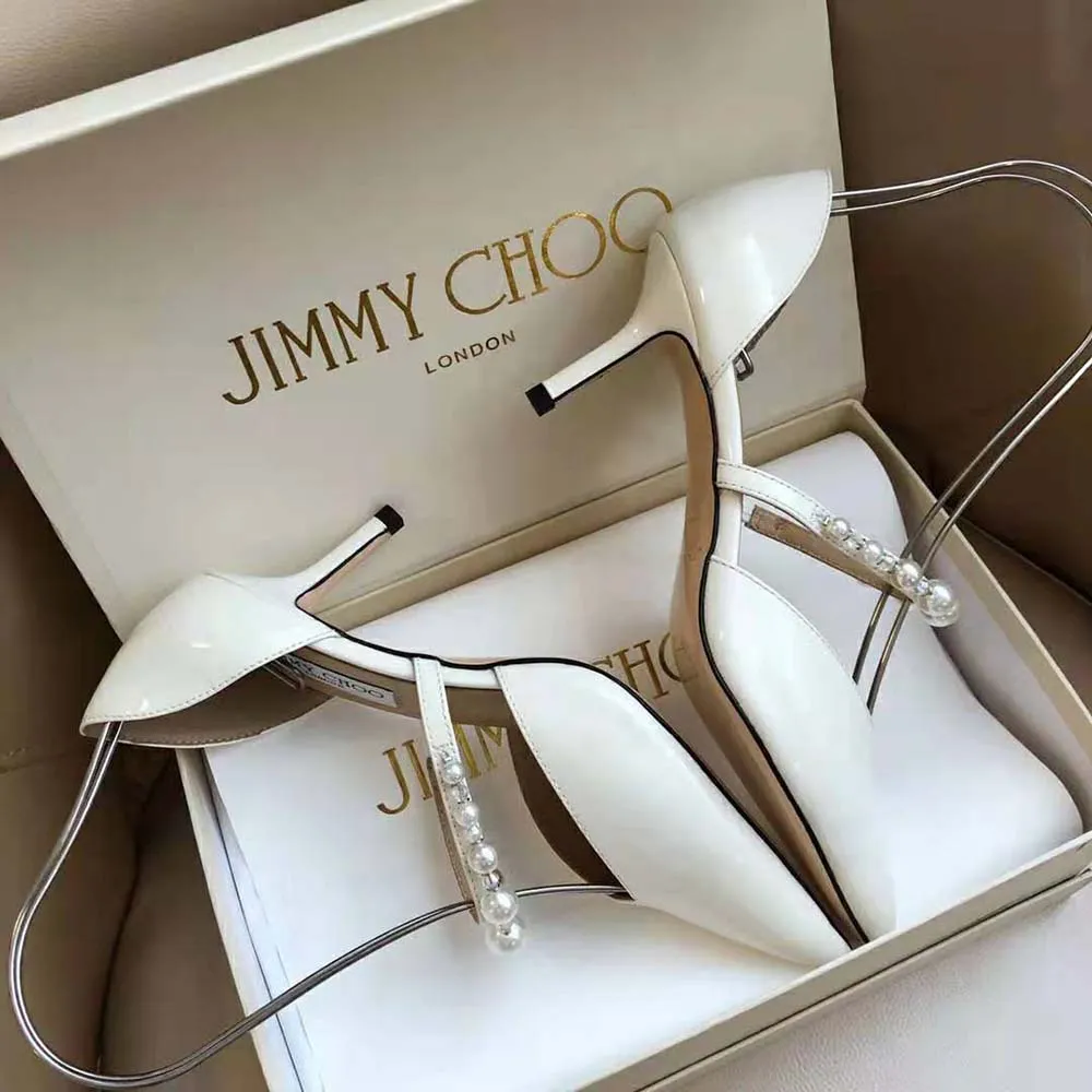 Jimmy Choo Zapatos de tacón en punta Aurelie 85 Latte de charol con adorno de perlas para mujer